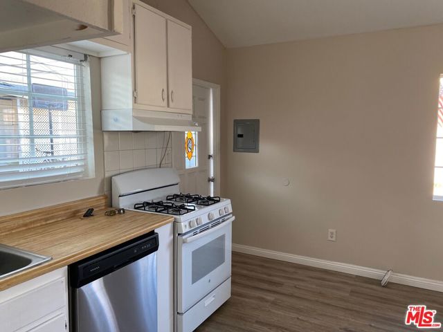 6036 Lindley Avenue photo 4