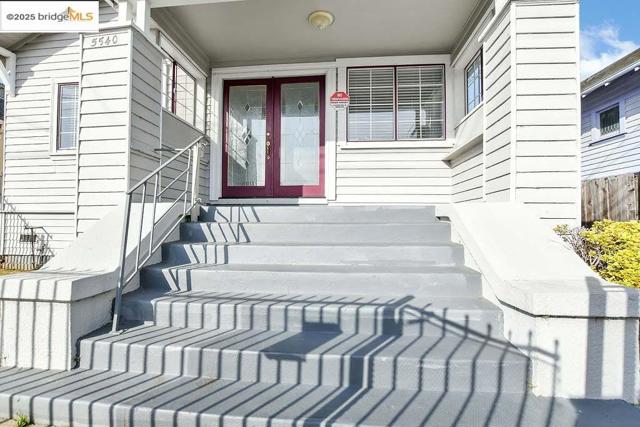 5540 E 17Th St, Oakland CA: https://media.crmls.org/mediaz/95357d2d-db15-4f25-a5d5-2ec1d85daffb.jpg