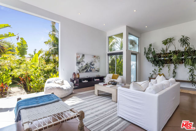 2336 Boone Avenue, Venice CA: https://media.crmls.org/mediaz/9535dd99-bb31-43b3-b927-04f668f10415.jpg