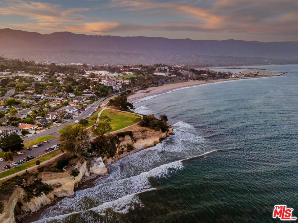 https://media.crmls.org/mediaz/95390d30-16a4-4b58-95f0-891ef27f4da3.jpg?preset=X-Large