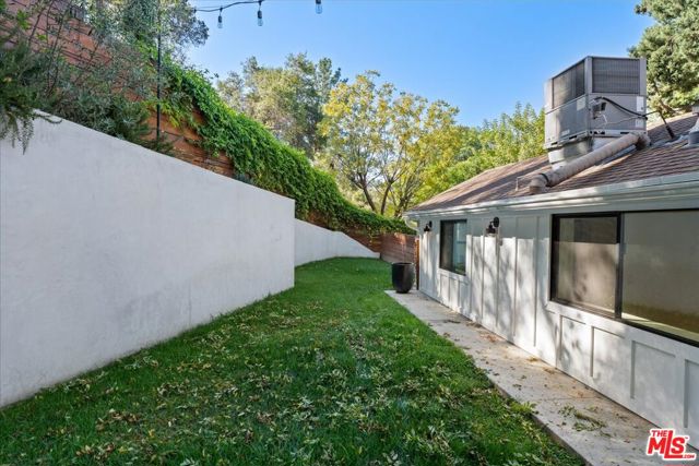 4104 Saugus Avenue, Sherman Oaks CA: https://media.crmls.org/mediaz/953979f6-1d1f-4618-bbcf-18cf0ffe0fd6.jpg