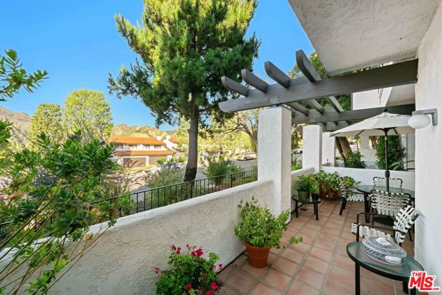 1622 Michael Lane, Pacific Palisades CA: https://media.crmls.org/mediaz/953acf05-77b2-4795-98a2-afa92f9cd7be.jpg