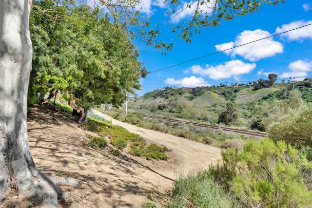 4040 Porte La Paz, San Diego CA: https://media.crmls.org/mediaz/953b6567-76bf-4dac-9989-01c3c5d6b38a.jpg