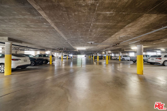 605 San Vicente Boulevard, Santa Monica CA: https://media.crmls.org/mediaz/953b6c07-dad8-4c5f-924c-aea504eea746.jpg
