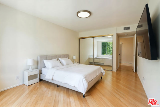 429 N Oakhurst Drive, Beverly Hills CA: https://media.crmls.org/mediaz/953c318d-d93c-45e1-ab31-9899eaa29cd6.jpg