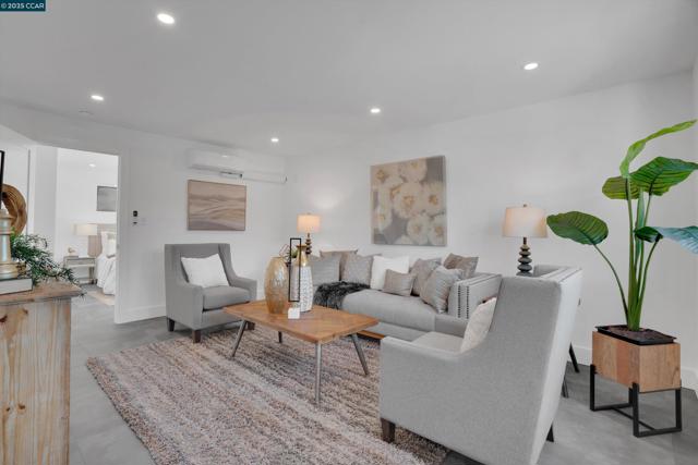 795 Canyon Rd, Redwood City CA: https://media.crmls.org/mediaz/953c8c85-0acb-4757-bdc3-41464e591ee5.jpg