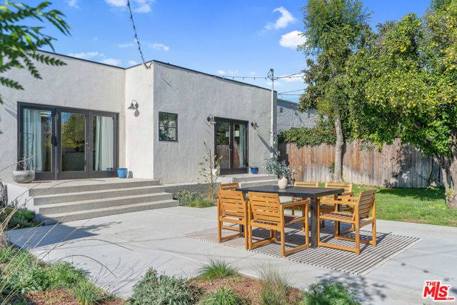 1280 S Sycamore Avenue, Los Angeles CA: https://media.crmls.org/mediaz/953cae17-d0f3-454d-9e31-a6fb7c379336.jpg