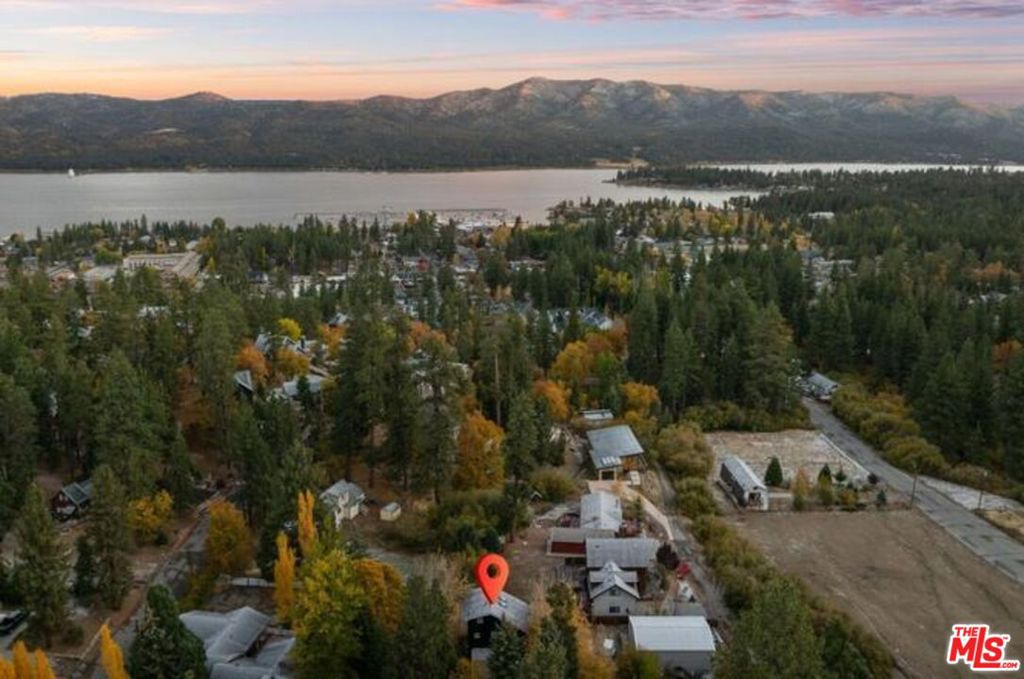 https://media.crmls.org/mediaz/953f53eb-72ab-4569-925f-b1abc93adc1d.jpg?preset=X-Large