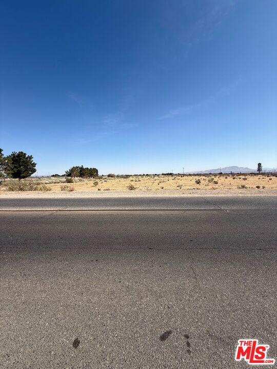 1001 Del Cerro Street, Victorville CA: https://media.crmls.org/mediaz/953f6c89-f5ee-41c0-b1eb-b810fd3545dc.jpg