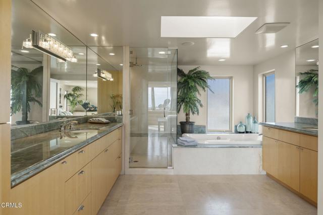 3629 Ocean Drive, Oxnard CA: https://media.crmls.org/mediaz/953fe6d9-0540-433f-a43b-166245366fcc.jpg