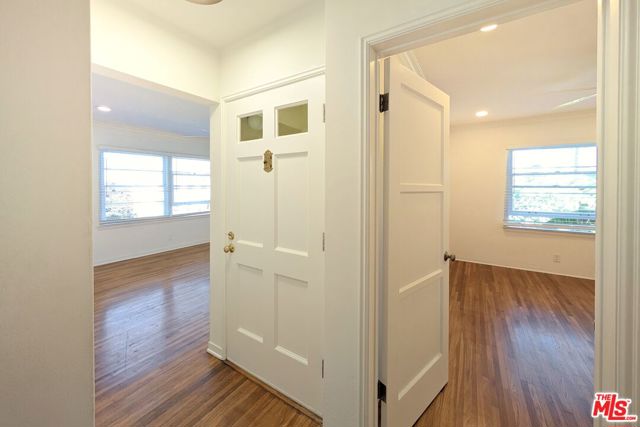 1030 5th Street, Santa Monica CA: https://media.crmls.org/mediaz/95403e03-e83b-4588-a1c9-27d58e2a72b0.jpg