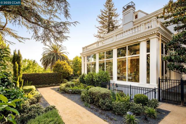 25 Crocker Ave, Piedmont CA: https://media.crmls.org/mediaz/9540cd73-4847-4bf4-a0c9-bac8e32f6eaf.jpg