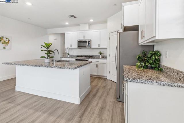 946 Osprey Dr, Lathrop CA: https://media.crmls.org/mediaz/95411025-c4a1-40ea-b4f3-f25d7de0d323.jpg