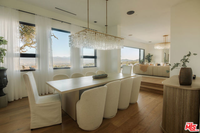 13331 Mulholland Drive, Beverly Hills CA: https://media.crmls.org/mediaz/95416720-5115-4959-b343-3aef8d65369b.jpg