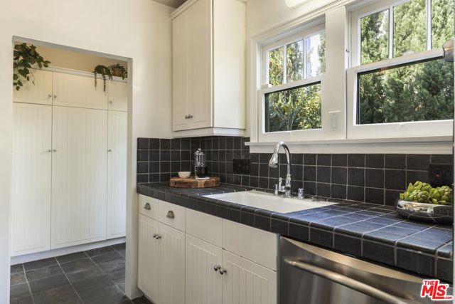 7361 Oakwood Avenue, Los Angeles CA: https://media.crmls.org/mediaz/9543037f-b950-448c-b6e1-8de0f7227cca.jpg