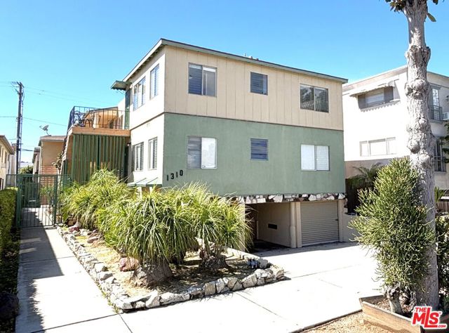 1310 10th Street, Santa Monica CA: https://media.crmls.org/mediaz/95444b3f-e013-4833-a667-d5856304dc53.jpg