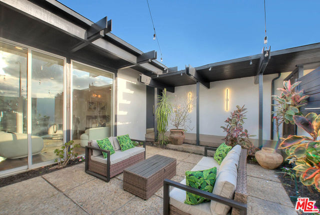 3804 Duray Place, Los Angeles CA: https://media.crmls.org/mediaz/9544f8c0-67dc-456d-a2de-db8f1d5e1433.jpg