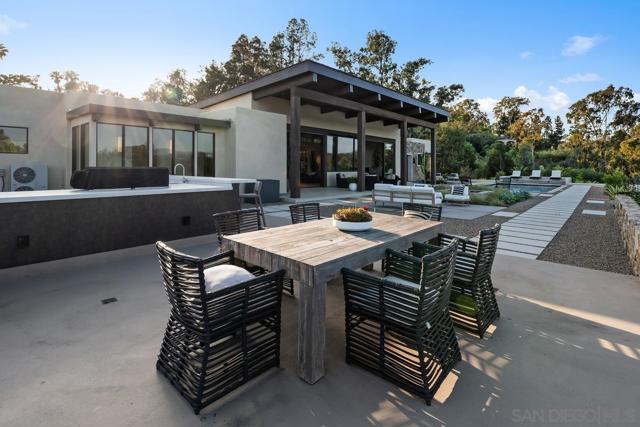 4728 El Aspecto, Rancho Santa Fe CA: https://media.crmls.org/mediaz/95460609-8456-43d9-82c9-631edfb3f443.jpg