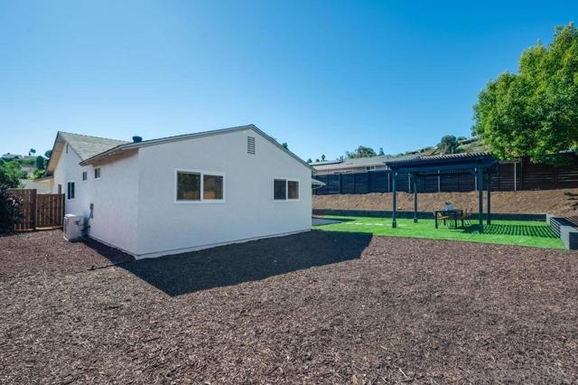 11384 Almazon St, San Diego CA: https://media.crmls.org/mediaz/95463d9b-2f7b-4c30-bb3c-9ae92cf32720.jpg