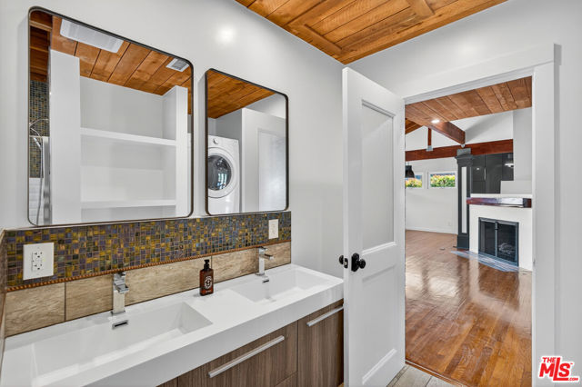 2121 Marine Street, Santa Monica CA: https://media.crmls.org/mediaz/95468cf4-2f13-4897-b054-ddd3888b3ccb.jpg