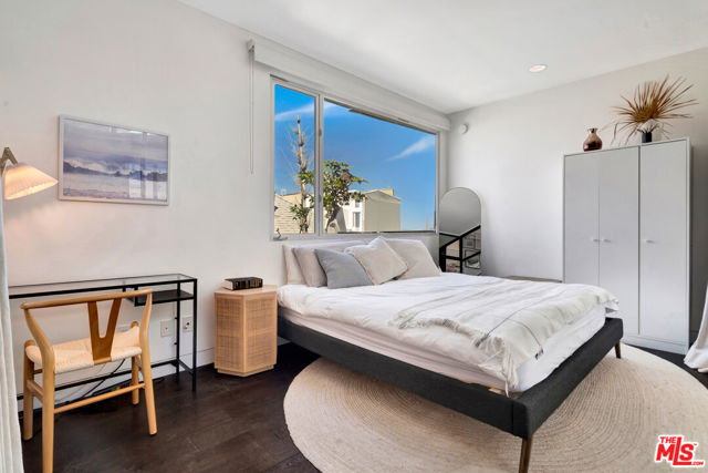 25 Brooks Avenue, Venice CA: https://media.crmls.org/mediaz/95476d92-2d63-4e19-b69b-dba132a2414a.jpg