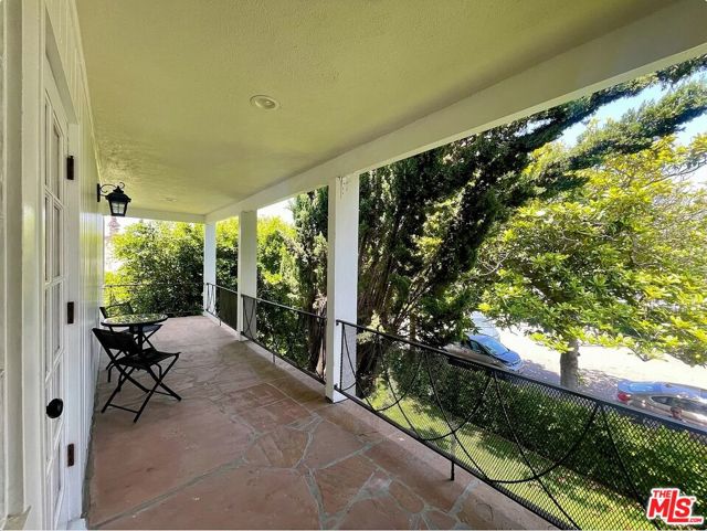 1212 10th Street, Santa Monica CA: https://media.crmls.org/mediaz/954899c0-d951-4a58-a83f-d9a69dbdcd8c.jpg
