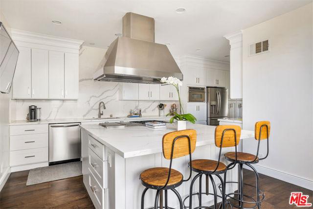 2241 Canyonback Road, Los Angeles CA: https://media.crmls.org/mediaz/95491f97-c6e2-4843-8665-f74adb0076e9.jpg