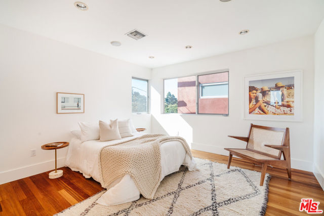 1320 Abbot Kinney Boulevard, Venice CA: https://media.crmls.org/mediaz/954a1963-2613-4548-a825-ee52711ea7e9.jpg