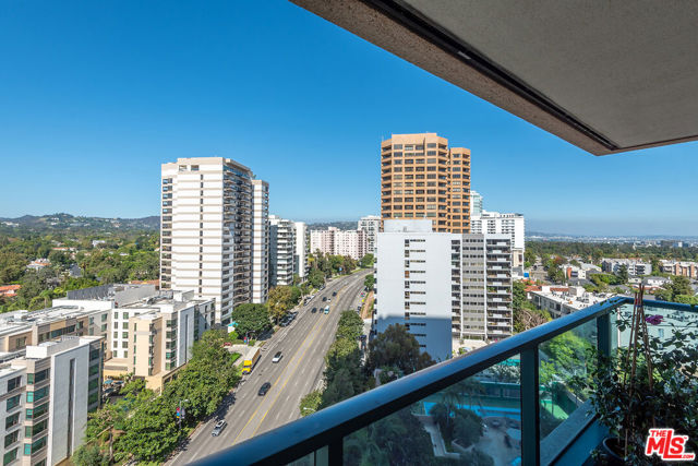 10490 Wilshire Boulevard, Los Angeles CA: https://media.crmls.org/mediaz/954a5fb6-19a4-4a08-a7e2-83012cb98aa9.jpg