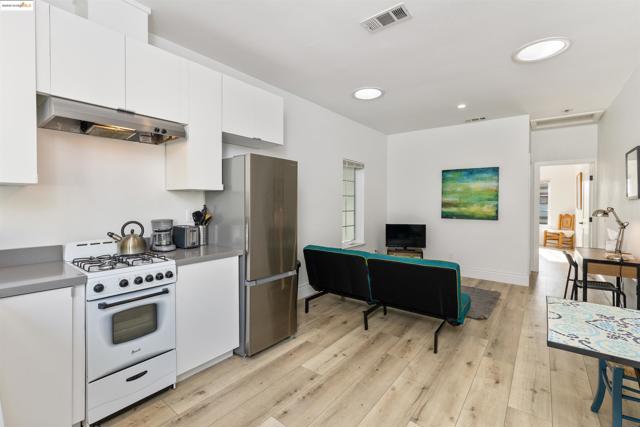 712 39Th St, Oakland CA: https://media.crmls.org/mediaz/954aef18-11a2-4df9-9516-42149afbb392.jpg