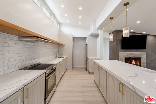 10650 Putney Road, Los Angeles CA: https://media.crmls.org/mediaz/954c23dd-13a1-4f2d-81dd-116e43ec028f.jpg