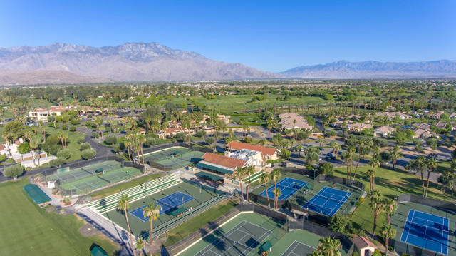 56 Oakmont Drive, Rancho Mirage CA: https://media.crmls.org/mediaz/954c79e7-5fda-4066-a0fd-e7eb6588a194.jpg