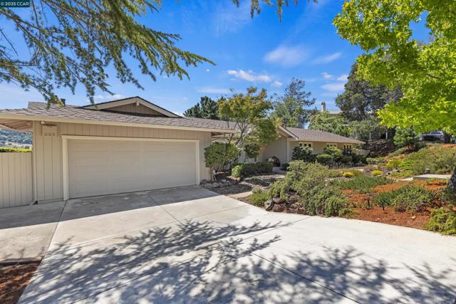 11 Breck Ct, Moraga CA: https://media.crmls.org/mediaz/954cf3a1-8abf-4c2b-9d4c-e84118310c34.jpg