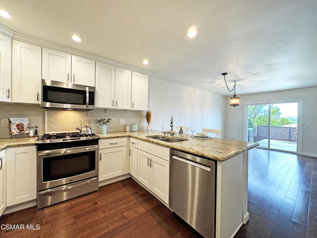 607 Valley Oak Lane, Newbury Park CA: https://media.crmls.org/mediaz/954d97ce-0f0f-42da-aadf-2dd3dbf5d296.jpg