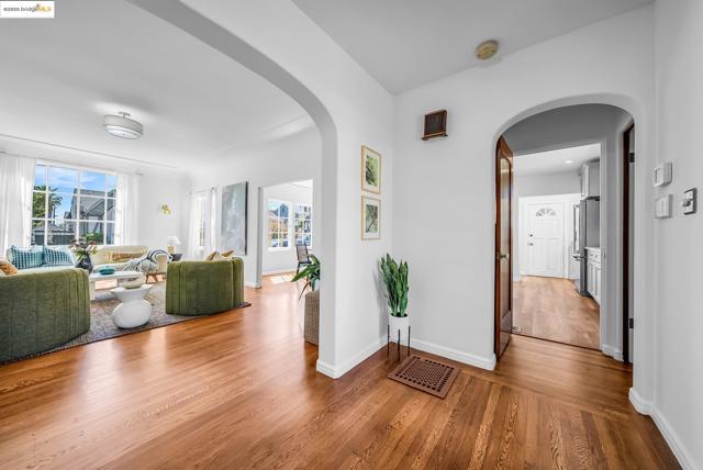5605 Picardy Dr, Oakland CA: https://media.crmls.org/mediaz/954e7d2c-a6e2-4d1f-979d-e27c12ac63a6.jpg