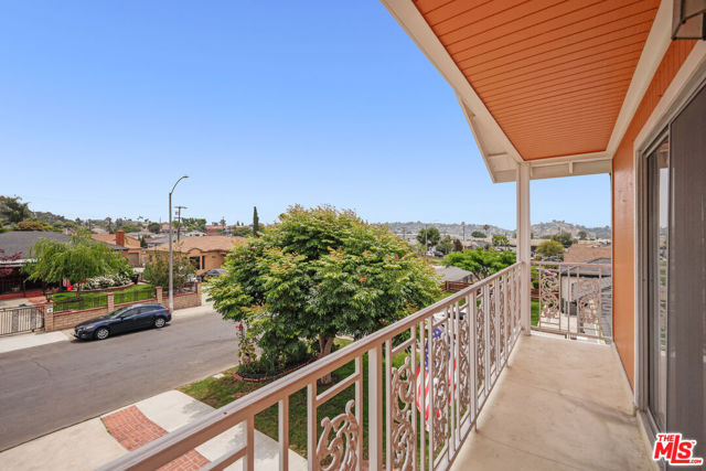 2101 N Almadale Avenue, Los Angeles CA: https://media.crmls.org/mediaz/954f17ea-f117-40a6-a418-1bc09748a3b4.jpg