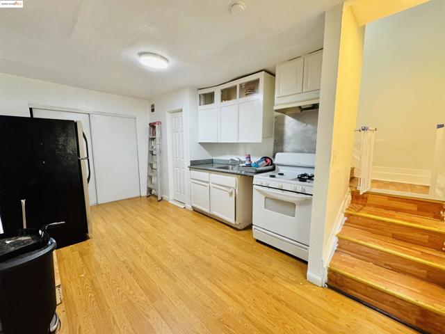 1344 64Th Ave, Oakland CA: https://media.crmls.org/mediaz/954f3ab8-fde7-4034-9745-87989f616345.jpg