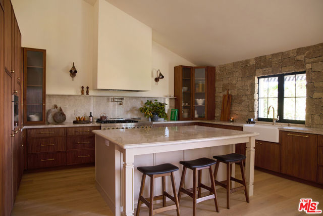 3620 Wrightwood Drive, Studio City CA: https://media.crmls.org/mediaz/954f54c5-d14d-40a4-b221-0d9fb08d3bd2.jpg