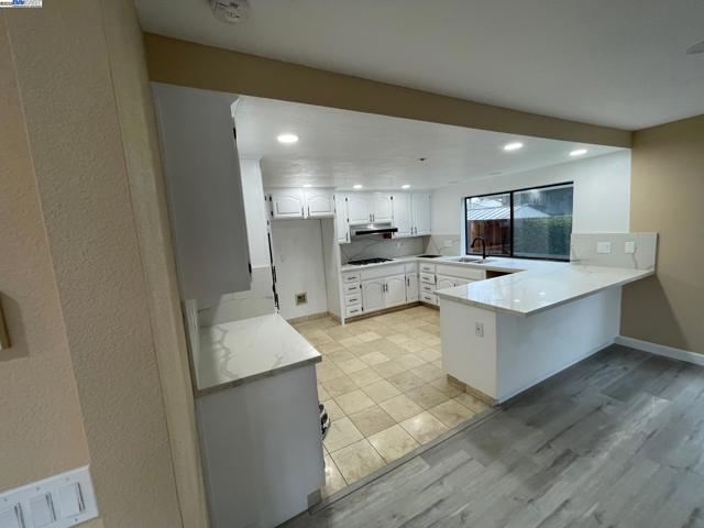 706 Widgeon St, Foster City CA: https://media.crmls.org/mediaz/955149d5-b07a-44ed-bdef-cfc12450726f.jpg