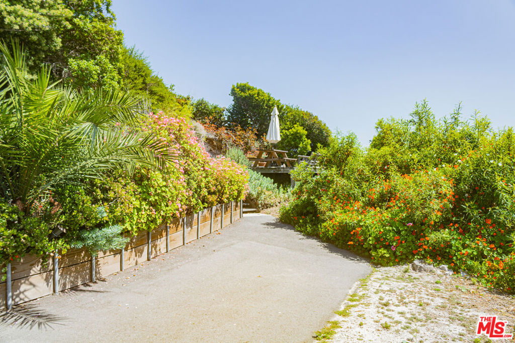 https://media.crmls.org/mediaz/9551ad0f-5cd9-4a77-ba5f-cd806f911770.jpg?preset=X-Large