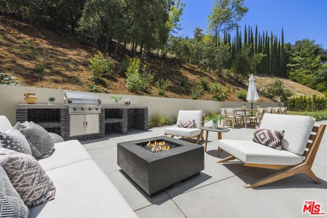 11268 Dona Lola Drive, Studio City CA: https://media.crmls.org/mediaz/9551f47c-2f18-48bf-be97-8d14f47b2eb2.jpg