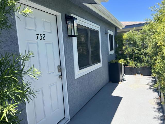 752 E Avenue, Coronado CA: https://media.crmls.org/mediaz/9552c15a-8db8-4bf5-b0e3-01f697f3aeb4.jpg