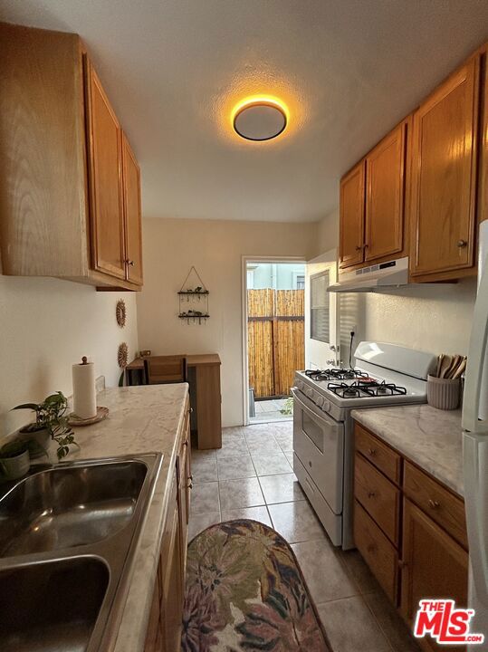 2415 Arizona Avenue, Santa Monica CA: https://media.crmls.org/mediaz/95544963-a7e9-4f15-a4ce-2318f053d388.jpg