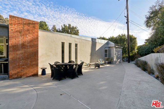 15539 Hamner Drive, Los Angeles CA: https://media.crmls.org/mediaz/9556ba3a-82b8-470f-9159-6326893e8707.jpg