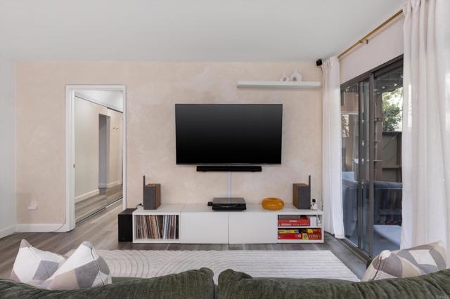 Detail Gallery Image 5 of 30 For 7980 Mission Center Ct. #F,  San Diego,  CA 92108 - 1 Beds | 1 Baths