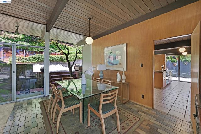 5354 Greenridge Rd, Castro Valley CA: https://media.crmls.org/mediaz/95573857-e70c-483a-9bbd-e063bb04e6d3.jpg