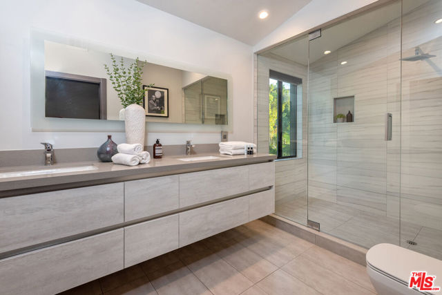 4338 Gayle Drive, Tarzana CA: https://media.crmls.org/mediaz/9557a750-a56d-4072-a0e5-33d224c60403.jpg