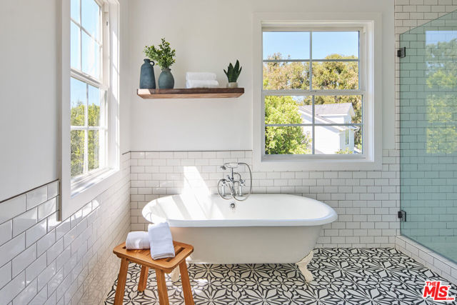 28830 Hampton Place, Malibu CA: https://media.crmls.org/mediaz/9557d5f2-a79c-48b9-9d38-c4d92d873f81.jpg