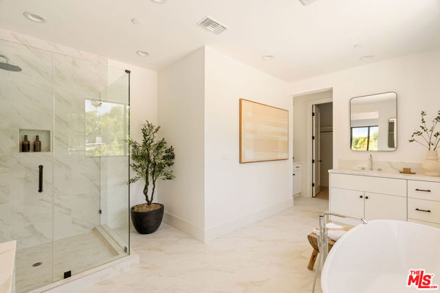 1615 N Coronado Street, Los Angeles CA: https://media.crmls.org/mediaz/9558b9a9-cba9-4453-93e1-87e9f92b4456.jpg