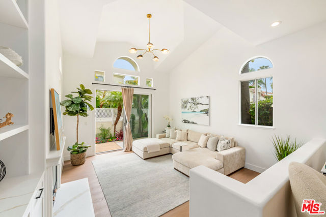 6453 Zuma View Place, Malibu CA: https://media.crmls.org/mediaz/955b3c0b-fb07-4108-9620-16f51c57b037.jpg
